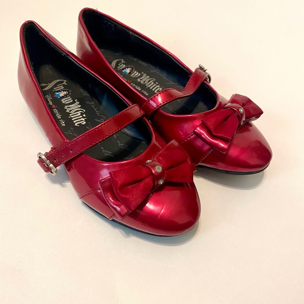 Disney Stride Rite Snow White Red Apple Buckle Shoes 10.5M